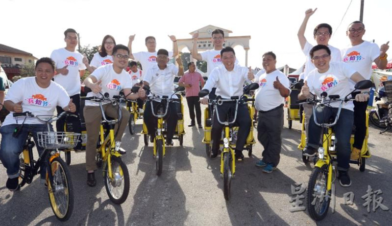 图24：兵如节，倪可敏和议员们骑自行车前往新涌源酱油厂参观
