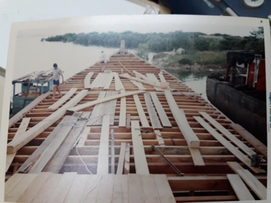 造船业者踏在木船上铺甲板。
