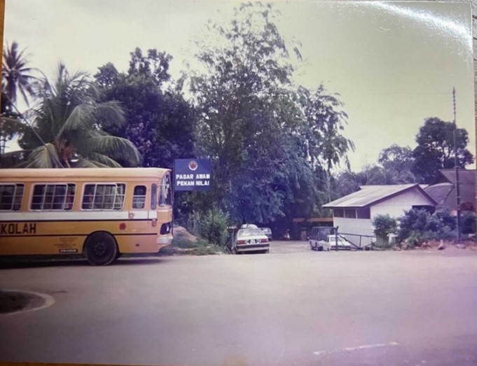 图：1980年代旧巴刹与巴士站（图片由邱连仙先生和颜珠娘女士提供）
